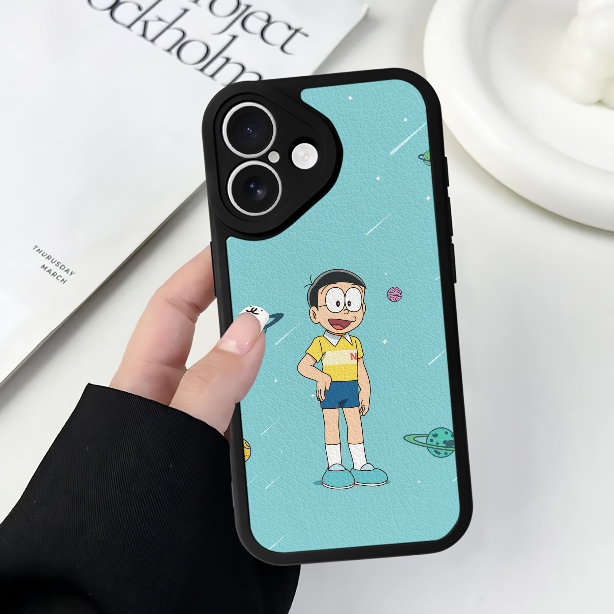 （画像用） ドラえもん Doraemon 【iPhone 16シリーズ対応】シリコンスマホケース（レザー調） 材質：シリコン